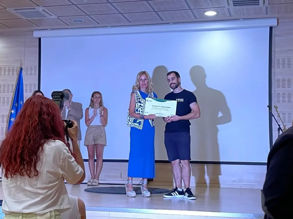 CEO de folooume recibiendo un premio de alcaldesa de Alcobendas por su startup de accesibilidad