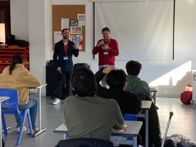 Equipo de Folooume en una clase de jovenes con discapacidad intelectual